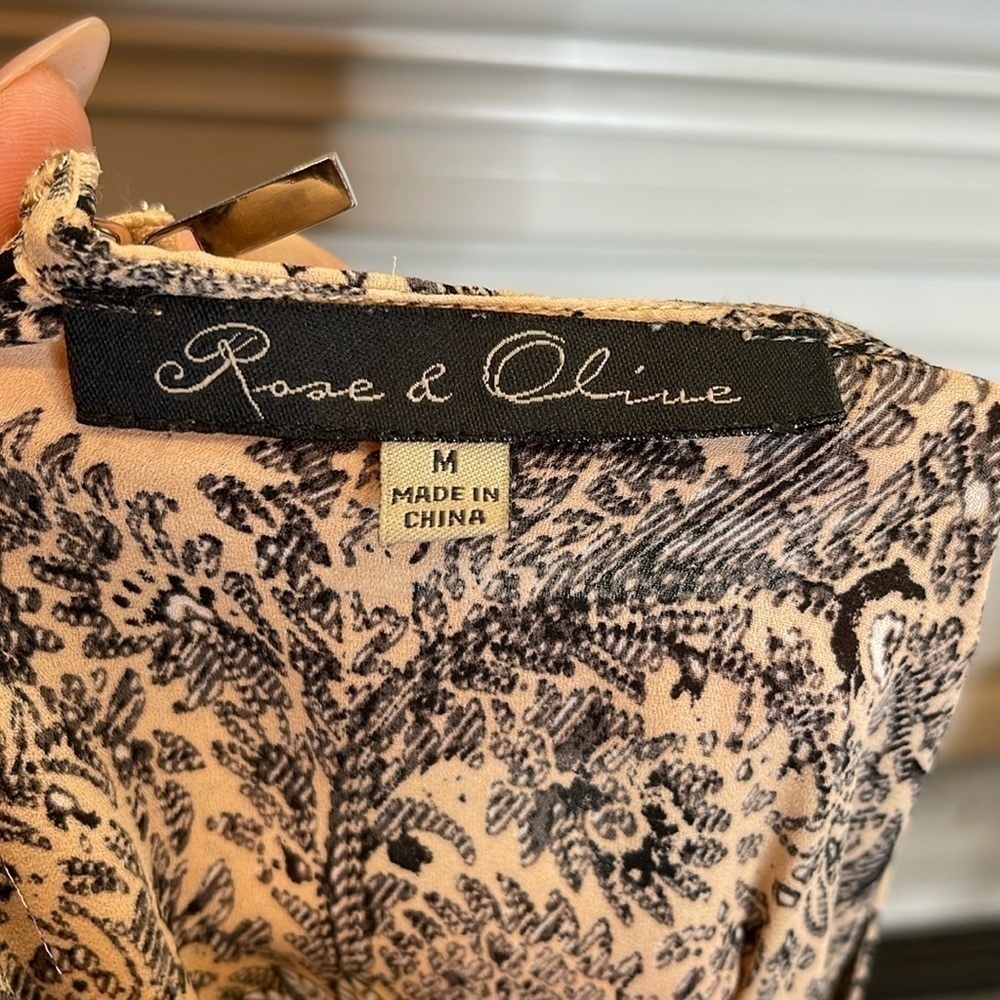 Rose & Olive Women's Paisley Long Sleeve Top Size Medium Beige Blouse Light - Picture 2 of 6